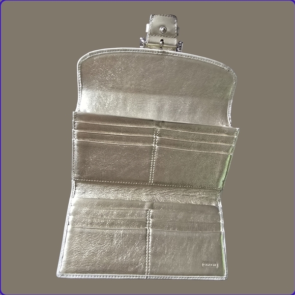 Elegant Coach Wallet~ Cream Wallet, Buckle Design~EUC - Picture 2 of 9